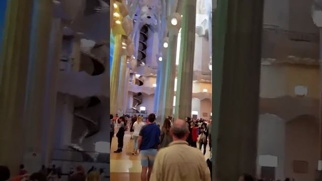 Храм Саграда Фамилия внутри. смотреть онлайн