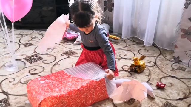 Долгожданный подарок для самой милой девочки смотреть онлайн