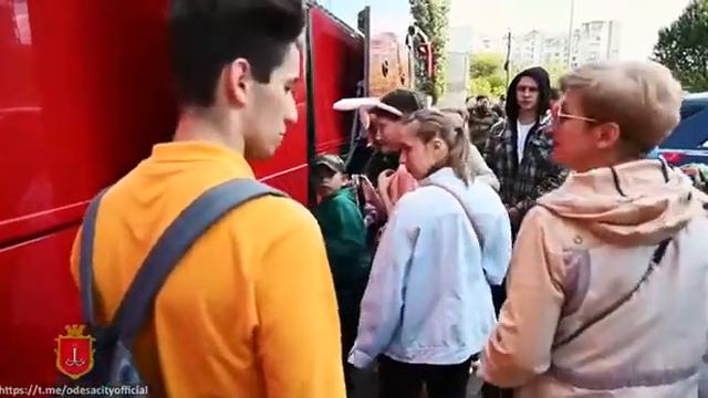 Группа из 7 многодетных семей отправилась на комфортабельном автобусе из Одессы в Берн. смотреть онлайн