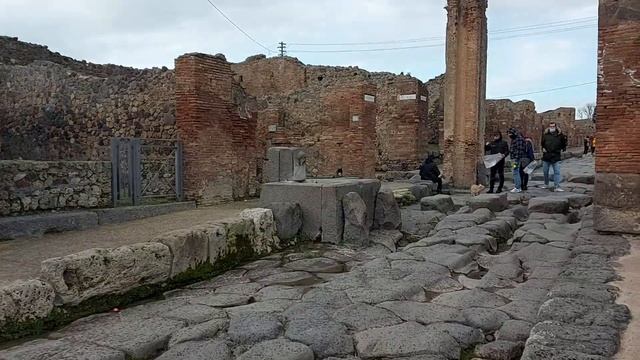 Это ужас. Прогулка по городу, который был похоронен под тоннами пепла от извержения вулкана Везувий смотреть онлайн