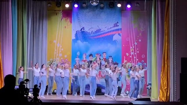 Народный коллектив эстрадного танца 