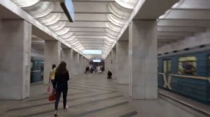 Москва 619 станция метро Домодедовская, ТРЦ Домодедовский осень день