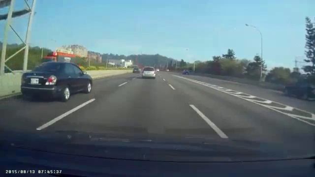 Бетономешалка перевернулась на автостраде. Concrete mixer overturned on the motorway. смотреть онлайн