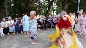 1481, 01.08.2021, Орёл, парк, песни, танцы, Цыганочка, частушки, под гармошку, жители Орла, танцуют