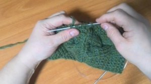 Зимняя шапочка с поперечной косой.  Вяжем спицами.  Подробный мастер-класс