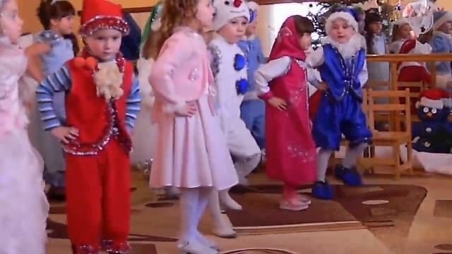 НОВЫЙ ГОД! ДЕТСКИЙ УТРЕННИК ТАНЦЫ ПЕСНЯ БЕЛИЙ СНЕГ смотреть онлайн