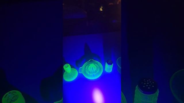 How to Identify Uranium Glass Quickly Using Just a Blacklight! смотреть онлайн