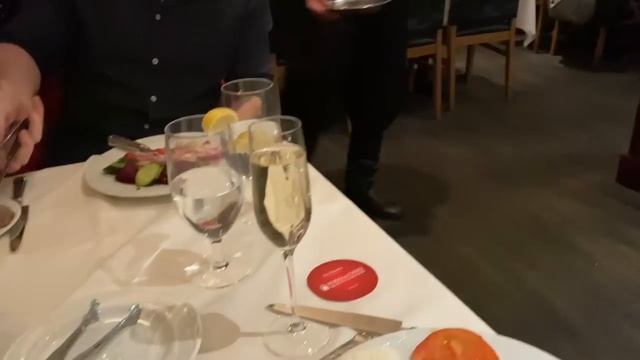 АМЕРИКА УЖИН С СЕМЬЕЙ ДВА СЫНА НЕВЕСТКА ВНУЧКА И МЫ В ИСПАНСКОМ МЕСТЕ И . КАК МНЕ НАПИСАТЬ смотреть онлайн