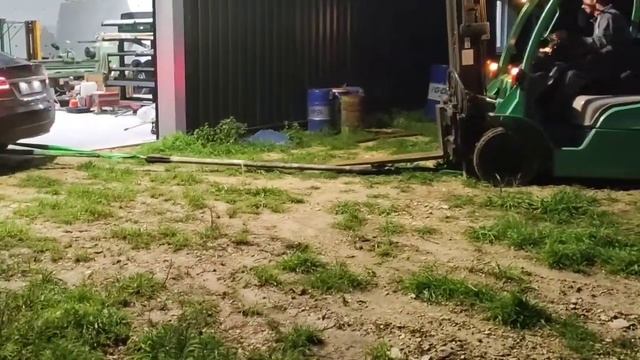 TESLA VS MITSUBISHI CHARIOT ELEVATEUR смотреть онлайн