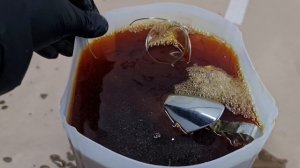 Погружаю металлические предметы в раствор для снятия хрома и показываю, что с ними произойдет.