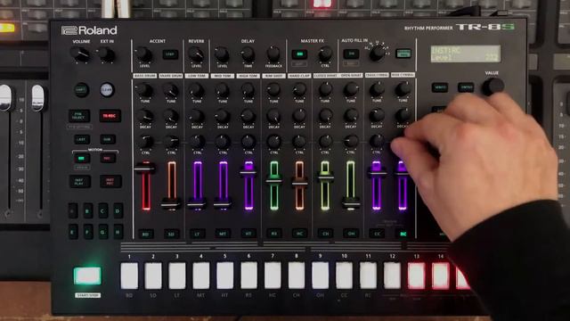 Roland TR-8S Sound Demo (no talking) compared with TR-8 смотреть онлайн