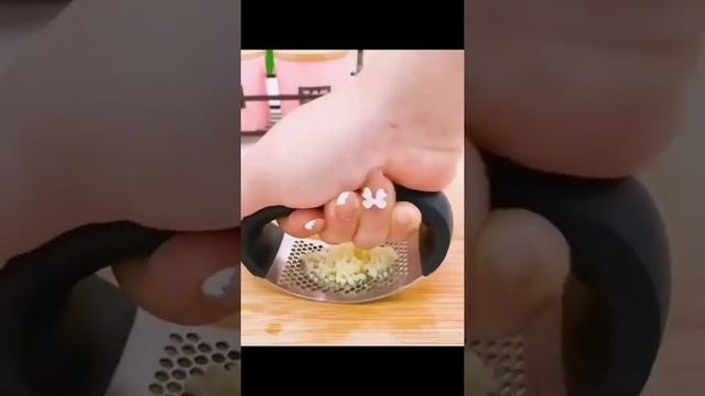 САМАЯ УДОБНАЯ чеснокодавилка! смотреть онлайн