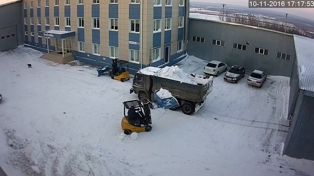 Уборка снега ковшом самоопрокидывающимся на погрузчик от компании «АлтайСтройМаш» смотреть онлайн