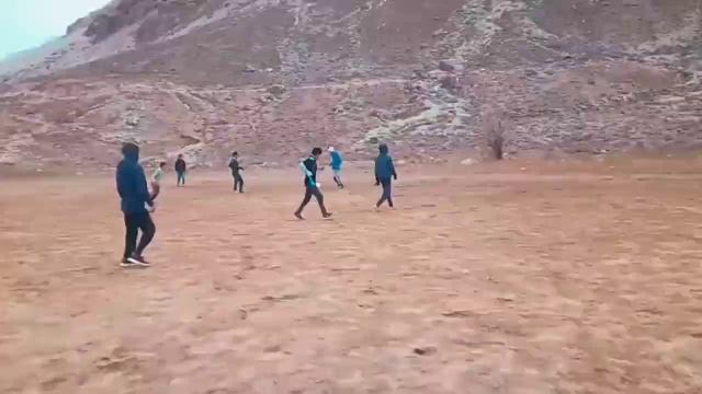 Playing football in winters || Football in Chitral || Sketch me смотреть онлайн
