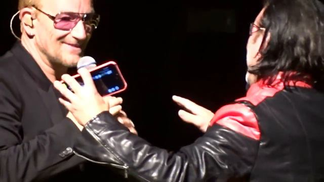 U2 Sweetest Thing Los Angeles Forum 05 26 2015 w/ Hollywood Bono смотреть онлайн