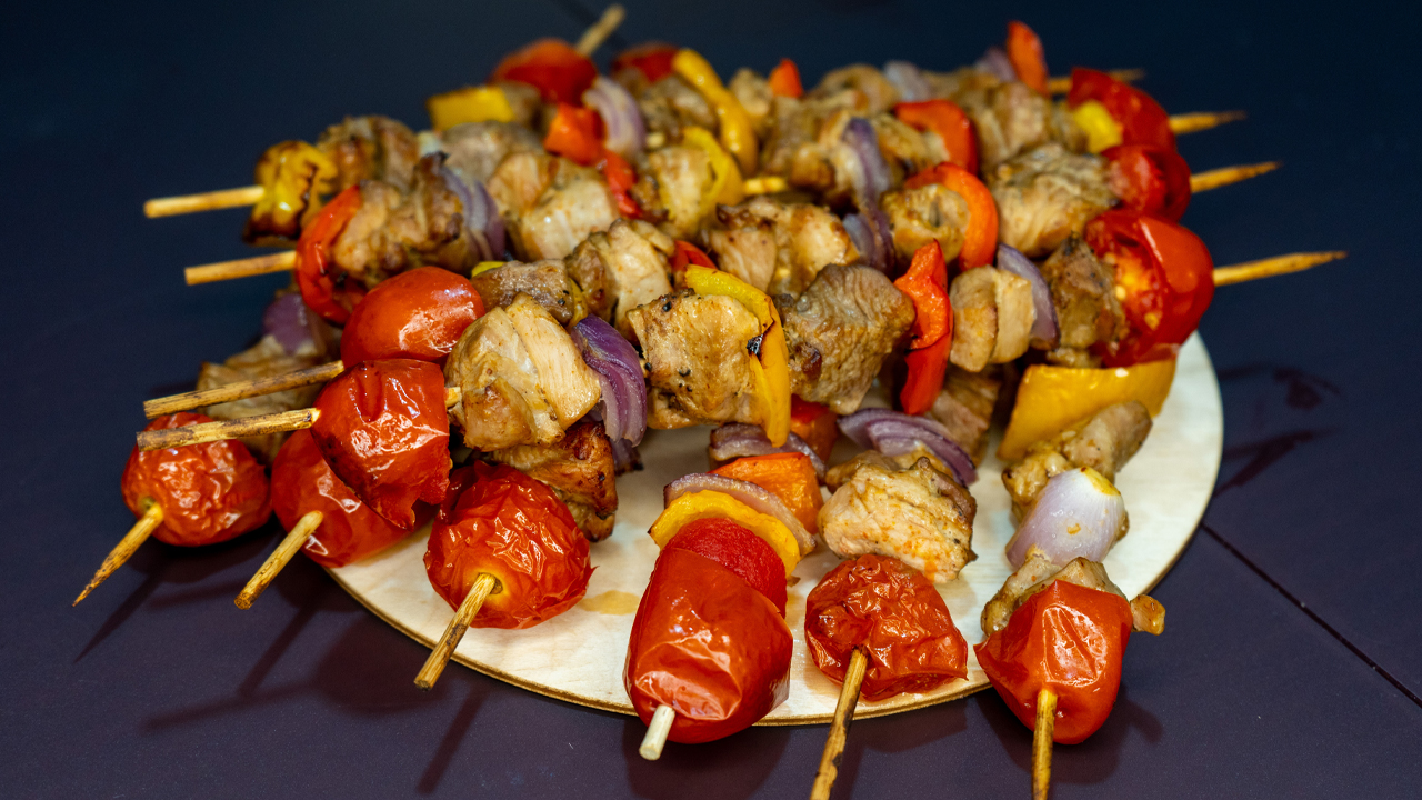 Мясо индейки с овощами на шпажках | Шашлычки на шпажках в духовке смотреть онлайн