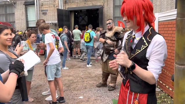 Вручаем книгу счастливчику розыгрыша. Стенд Resident evil на выставке Epic con 2022 spb Russia смотреть онлайн