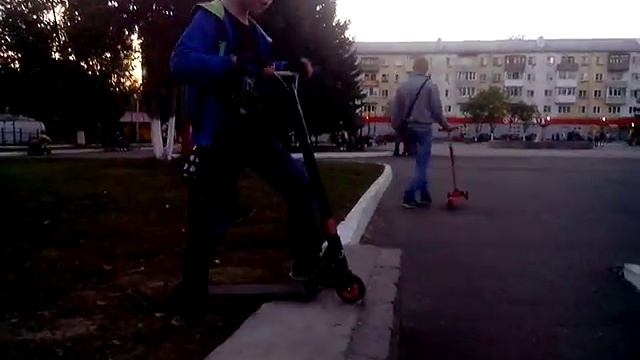 Прыжки на трюковом самокате со ступеней смотреть онлайн