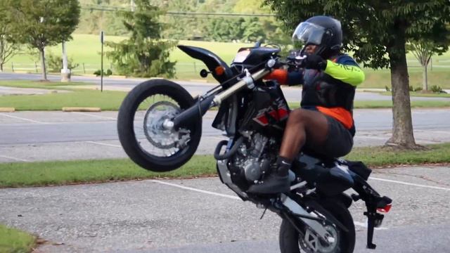 WHEELIE PRACTICE ON SUZUKI DRZ 400SM | REAR BRAKE CONTROL смотреть онлайн