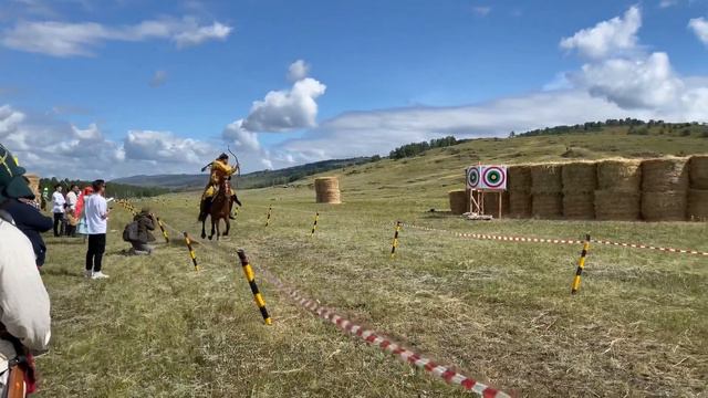 Стрельба из лука с коня на фестивале «Мэргэн Уксы» смотреть онлайн