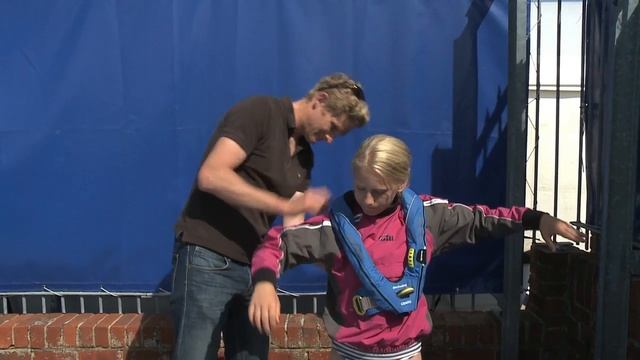 Life Jacket and Buoyancy Aid Tips for Junior Sailors from Spinlock смотреть онлайн