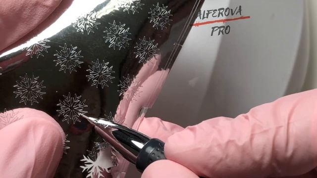 Новогодний дизайн ногтей| наклейки на ногтях Снежинки на ногтях. Новогодний маникюр. Имитация фольг смотреть онлайн