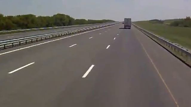 15 Летний пацан за рулем RENAULT MAGNUM смотреть онлайн