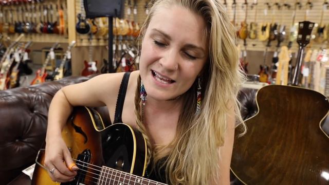 Sarah Rogo playing a 1959 Gibson ES-225 at Norman's Rare Guitars смотреть онлайн