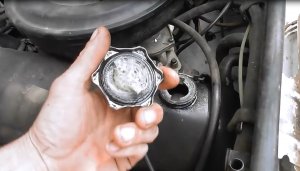 1 ч. Определение что Прогорела Прокладка под Головкой Двигателя и Ремонт