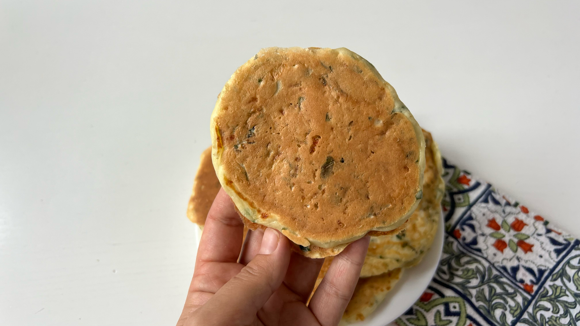 СЫРНЫЕ лепешки с ЗЕЛЕНЬЮ | Быстро, вкусно и бюджетно! смотреть онлайн