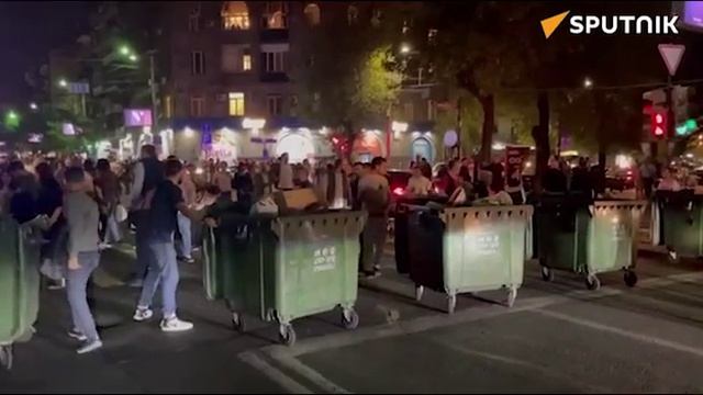 Демонстранты блокируют улицы в Ереване смотреть онлайн