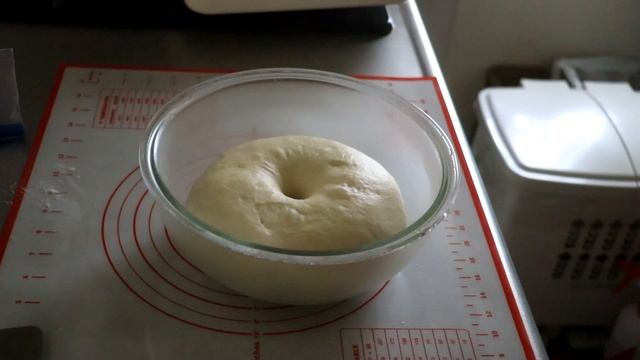 ハンドミキサーニーダーでパン生地をこねる смотреть онлайн