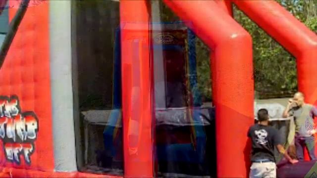 Надувная игра «Прыжок со скалы» смотреть онлайн