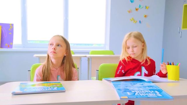 Где делась САША в Школе? Маргарита и Виола не могут её найти.