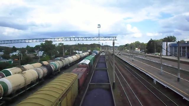 Тепловоз с грузовым поездом проезжает ст. Зеленый Дол смотреть онлайн