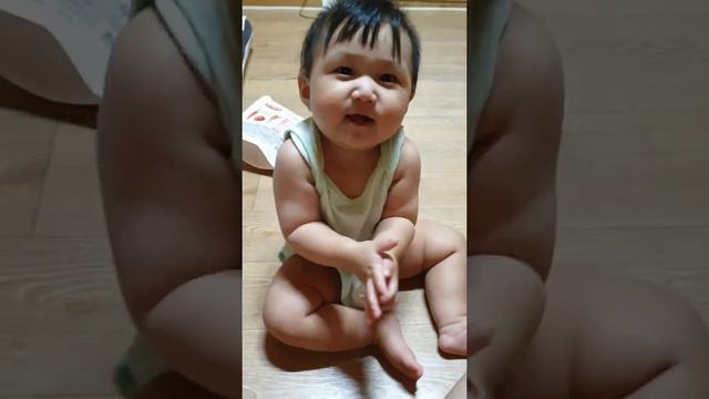 Учимся делать ладушки 8месяцев) / 8개월 아린이 ㅋㅋㅋ/ смотреть онлайн