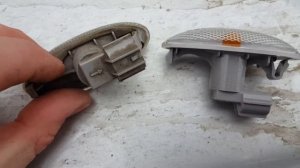 Замена повторителя сигнала поворота Toyota Corolla e150. Поворотник из Китая.