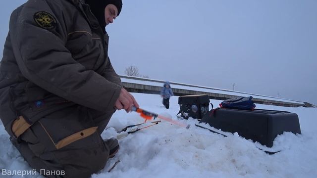 Первая зимняя морская рыбалка пятилетнего рыбачка на заливе Параниха в Северодвинске смотреть онлайн