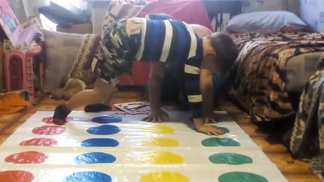 Челенж не запутайся ИГРА твистер смотреть онлайн