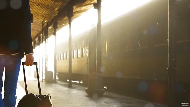 Мажор, закидывая чемодан на верхнюю полку, не удержал и уронил на старушку, потом рассмеялся. Речь… смотреть онлайн