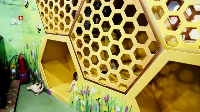 В гостях у сказки. ДашаСаша в парке развлечений КидБург. смотреть онлайн