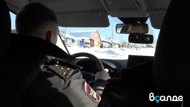 Салдинские полицейские помогли ирбитчанам, которые в 30-градусный мороз перевернулись на машине