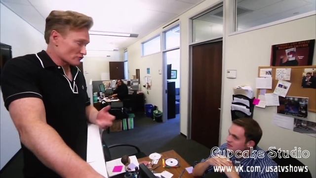 Конан О’Брайен ищет пропавшую кружку своей ассистентки Соны [Русская Озвучка] смотреть онлайн