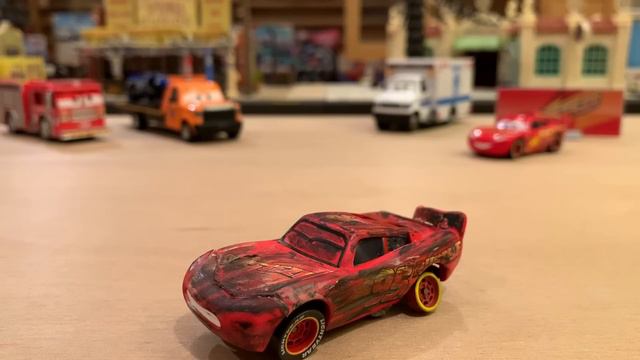 Disney Cars 3 Race Crash Damaged Lightning McQueen Custom (Piston Cup) Rust-eze смотреть онлайн