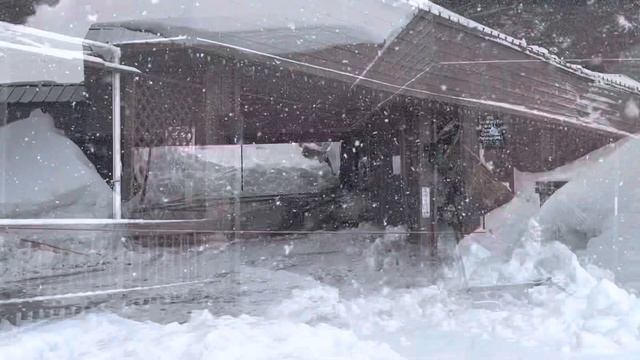 Hitting the breaking point …too much snow. Structures collapsing смотреть онлайн