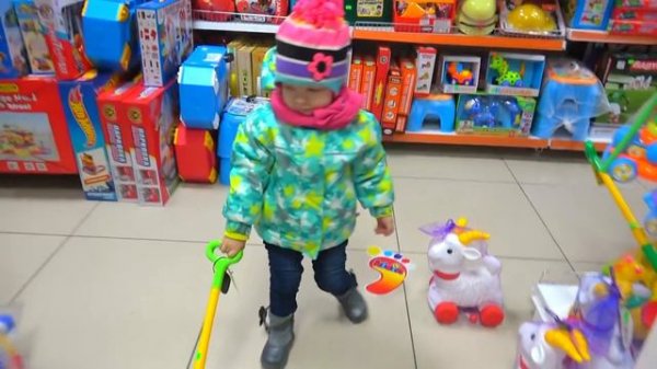 Софийка в МАГАЗИНЕ ИГРУШЕК. СОФУНЬЯ ШАЛУНЬЯ