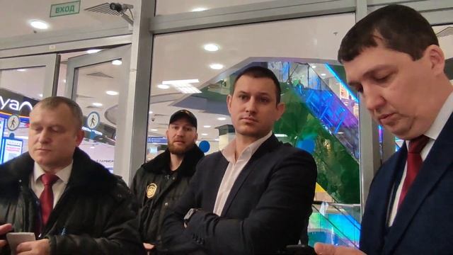 Бычары из девяностых выталкивают из ТЦ. Беспредел охраны в ТЦ европейский. смотреть онлайн