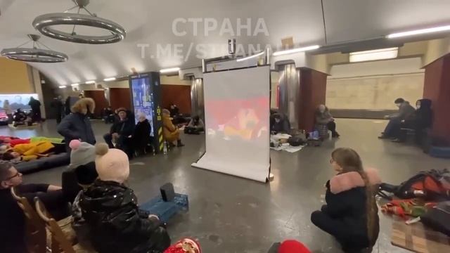 Метро Дворец «Украина». установили кинотеатр прямо на перроне и показывают мультики ?? смотреть онлайн