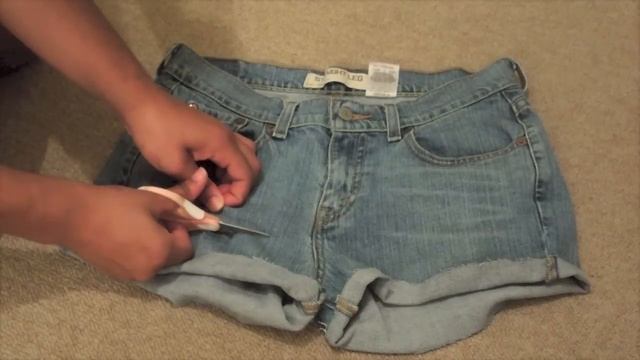 ♥ D.I.Y Distressed Jean Shorts | SUPER EASY | смотреть онлайн