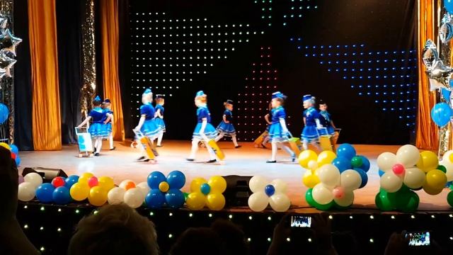 Танец Стюардесс "Воздушный экипаж"/Танцы в детском саду смотреть онлайн